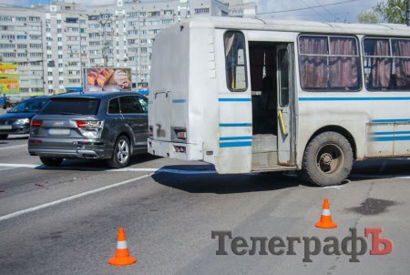 В Кременчуге автобус въехал в электроопору – отказали тормоза