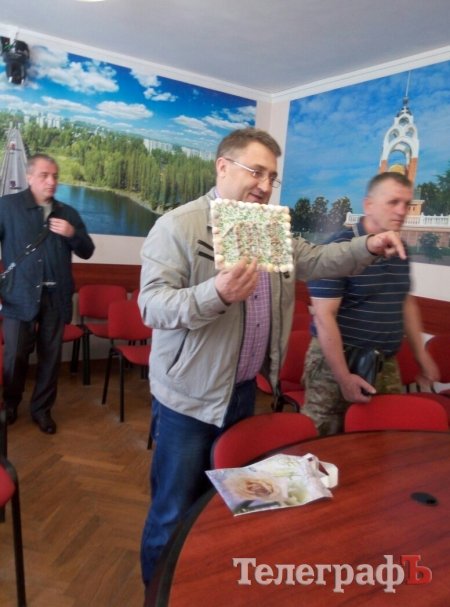 Депутат Руслан Ульянов взял у активиста «сто долларов»