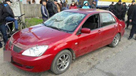 В людей, которые перекрывали дорогу под Кременчугом, въехала легковушка: три человека пострадали