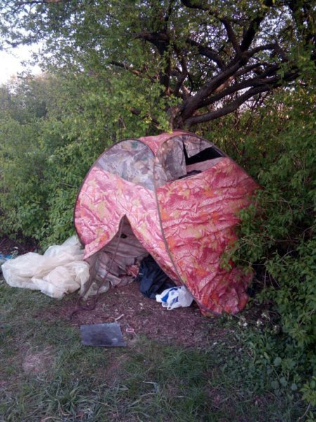 На Полтавщине женщина с 2-летним ребенком жили в палатке среди поля