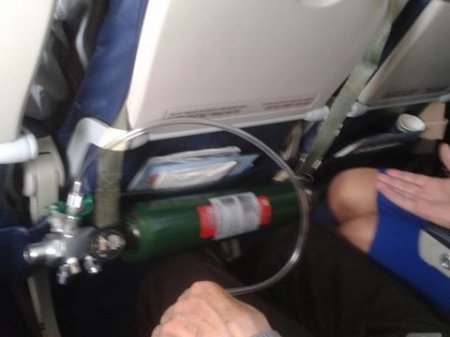 Полтавчанка в самолете спасла жизнь пожилому мужчине