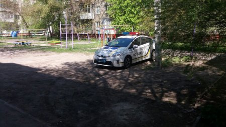 В патрульной полиции Кременчуга разбираются, почему копы паркуются на детской площадке