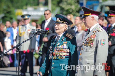 Зі сльозами на очах: у Кременчуці привітали ветеранів Другої світової та бійців АТО