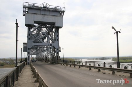 Крюковский мост в опасности: под Кременчугом установили весы для крупногабаритного транспорта