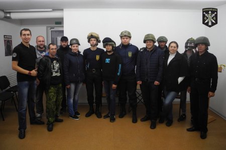 Кременчуцьким волонтерам і нацгвардійцям розповіли про нові військові шоломи