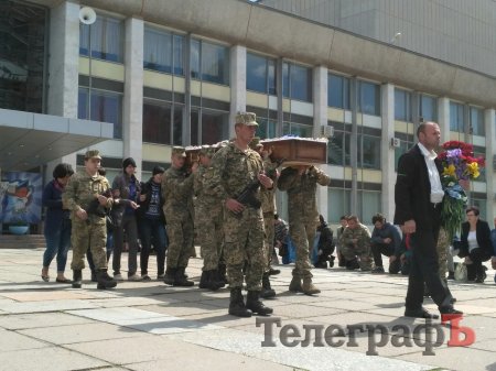 Під гул сирен віддали честь померлому 24-річному сержанту Руслану Кирнісу