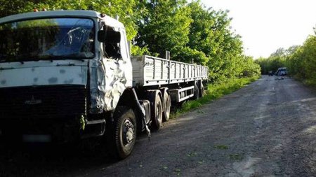 На Полтавщине маршрутка столкнулась с грузовиком: водитель погиб и 5 пассажиров в больнице