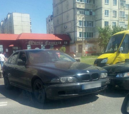 В Кременчуге ВАЗ врезался в BMW: пассажиру Лады стало плохо