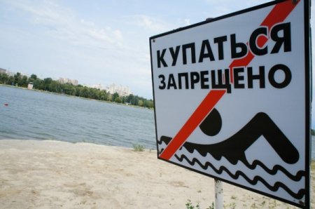 «Воду не глотать»: на кременчугских пляжах по-прежнему нельзя купаться