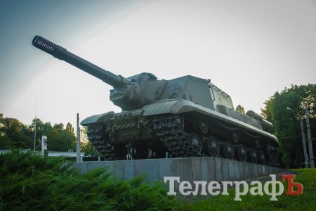 На «танке» в центре круга на Пивзаводе появились надписи «Слава Украине!»