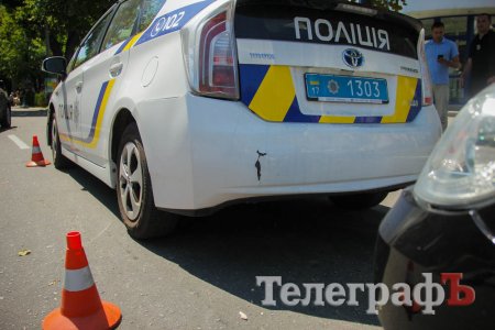 Засмотрелся: в центре Кременчуга Skoda Octavia «чпокнула» полицейский Prius