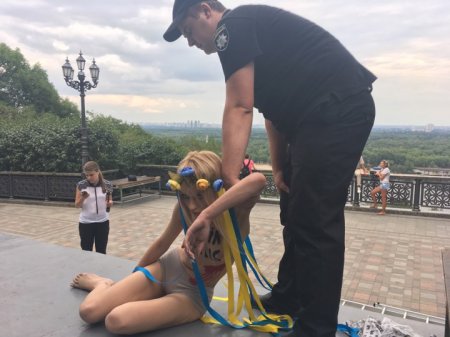 «Розп'яття»  від Femen: кременчужанка Анна Алляйн полізла голою на пам'ятник Володимиру Великому