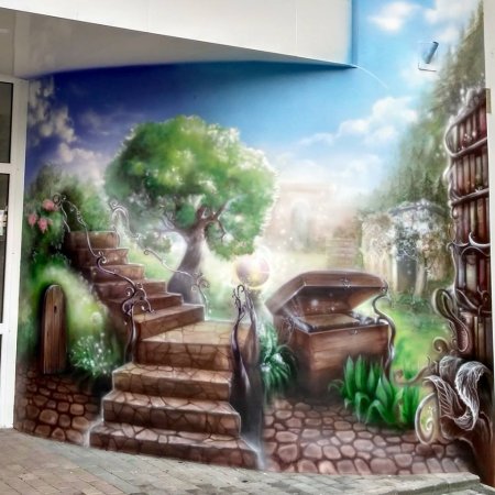 Фотофакт: кременчугская художница завершила превращение детской библиотеки