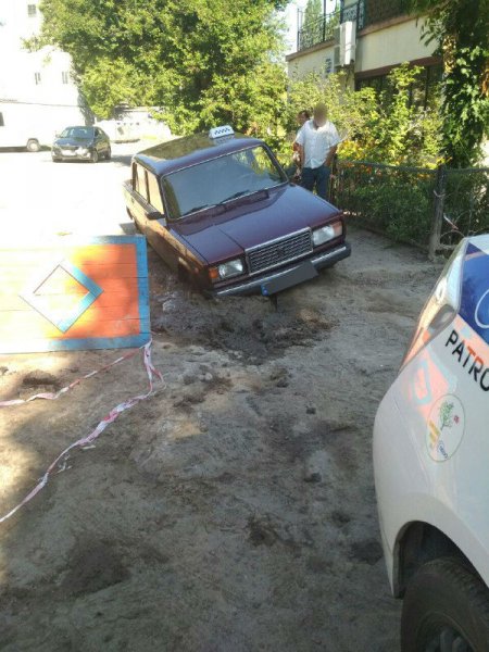 В Кременчуге пьяный водитель въехал в раскопанную яму и застрял