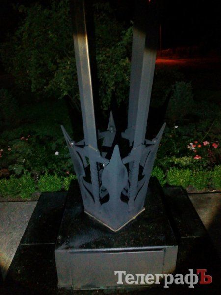 В Кременчуге неизвестные подожгли мемориальный знак Героям АТО