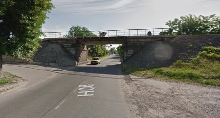 В Крюкове под мостом застрял тягач с трактором – доставали 5 часов