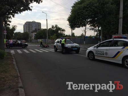 В центре Кременчуга сбили парня и девушку на мотоцикле