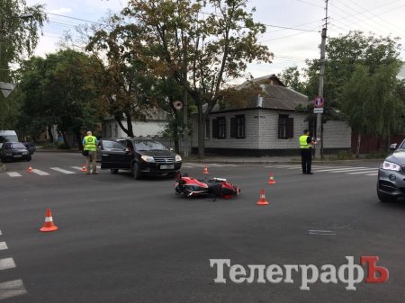 В центре Кременчуга сбили парня и девушку на мотоцикле