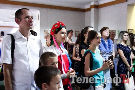 Кременчужанам представили вишивку, яку подарували Президенту України