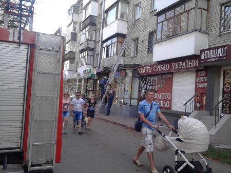 Рятівники у центрі Кременчука залізли у вікно, щоб врятувати дідуся