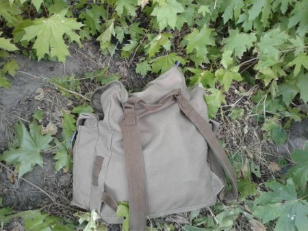 В Кременчуге на улице нашли рюкзак с автоматом Калашникова