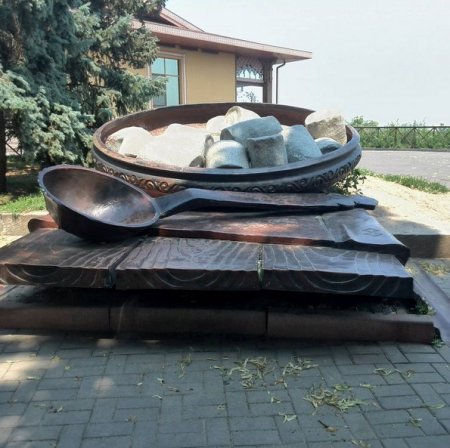 Горішньоплавнівська бабуся з «сємками» потрапила до 12-ки найоригінальніших пам'ятників України