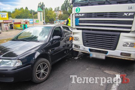 В Кременчуге на пивзаводовском мосту столкнулись грузовик и легковой автомобиль