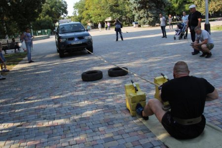 У центрі Кременчука чоловіки тягали автомобілі