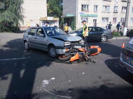 В Кременчуге Volkswagen сбил мотоциклиста