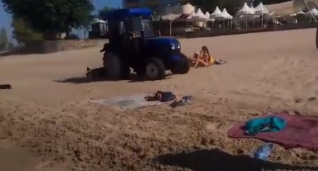 «По полям, по полям синий трактор едет к нам»: суровая чистка пляжа в Горишних Плавнях