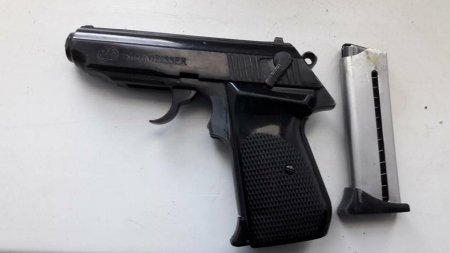Пиф-паф, пых-пых: полиция забрала у кременчужанина пистолет и куст конопли