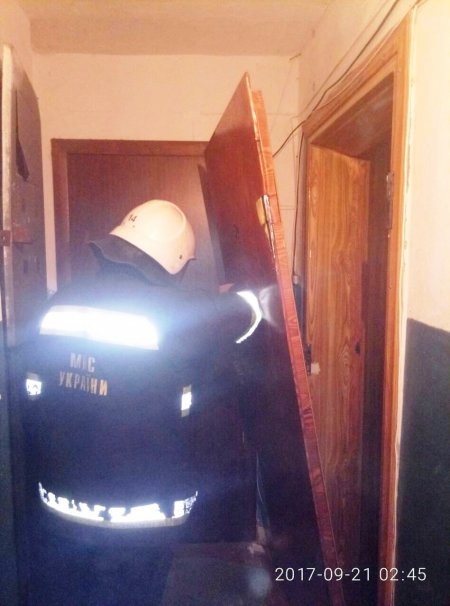 В Кременчуге спасатели срезали дверь в квартиру к спящему мальчику