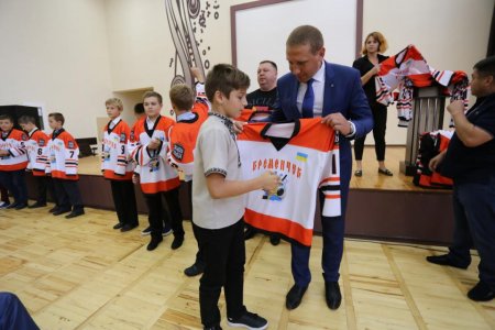 Маленьких хокеїстів «Кременчука» забезпечили формою