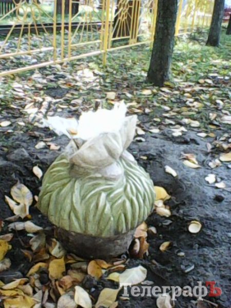 В Придепровском парке Кременчуга вандалы повалили скульптуру Котигорошко