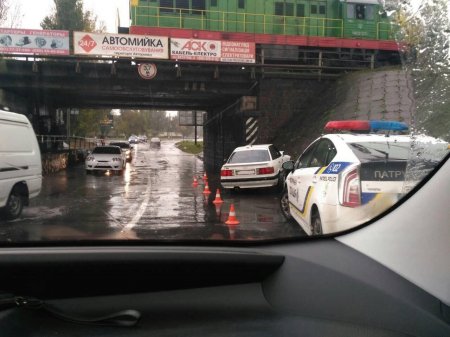 У Кременчуці автівка влетіла в опору залізничного мосту