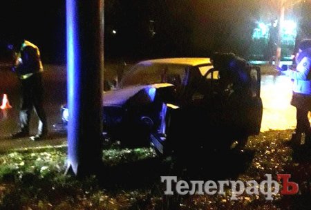 В Кременчуге пьяный водитель на Volkswagen врезался в столб