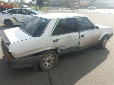 В Кременчуге на заправке столкнулись два автомобиля: пострадала девушка