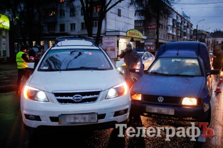 В Кременчуге на Халаменюка столкнулись Volkswagen и BYD: движение затруднено