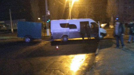 В Кременчуге горящий микроавтобус врезался в электроопору