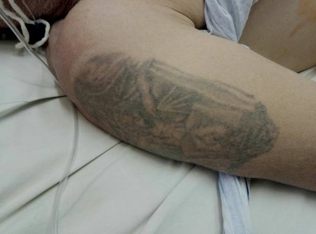 Допоможіть встановити чоловіка з татуюванням ікони, який постраждав у ДТП