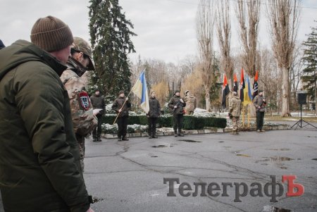 Кременчук відзначив День українського добровольця урочистим покладанням квітів — фоторепортаж