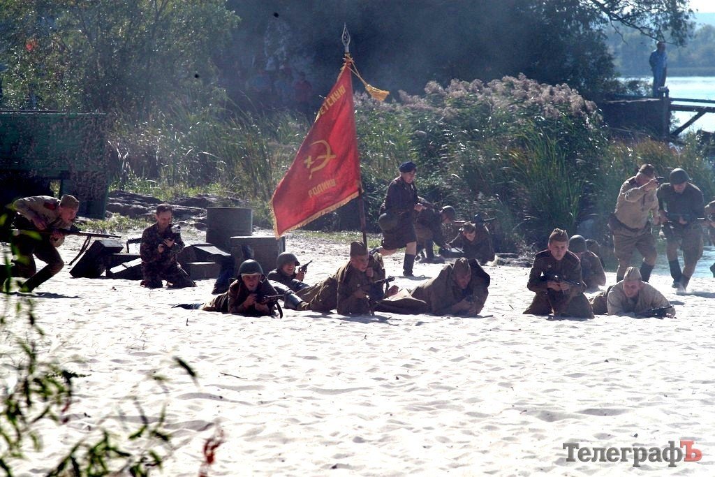 Кременчужанам показали реконструкцию боя освобождения города от немецко-фашистских захватчиков (Видео, фото) Кременчужанам показали реконструкцию боя освобождения города от немецко-фашистских захватчиков (Видео, фото)