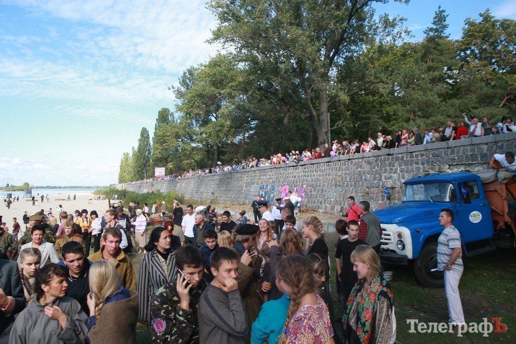 Кременчужанам показали реконструкцию боя освобождения города от немецко-фашистских захватчиков (Видео, фото) Кременчужанам показали реконструкцию боя освобождения города от немецко-фашистских захватчиков (Видео, фото)