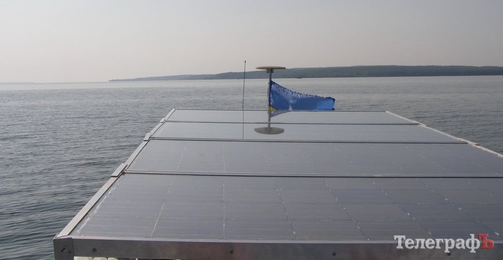 В Кременчуге обнаружен еще один катер на солнечных батареях В Кременчуге обнаружен еще один катер на солнечных батареях