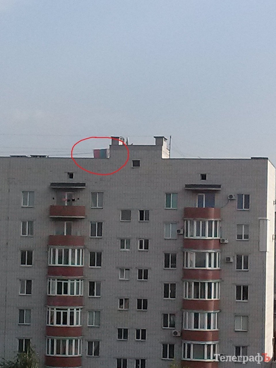 На доме по Бутырина в Кременчуге вывесили "триколор" На доме по Бутырина в Кременчуге вывесили "триколор"