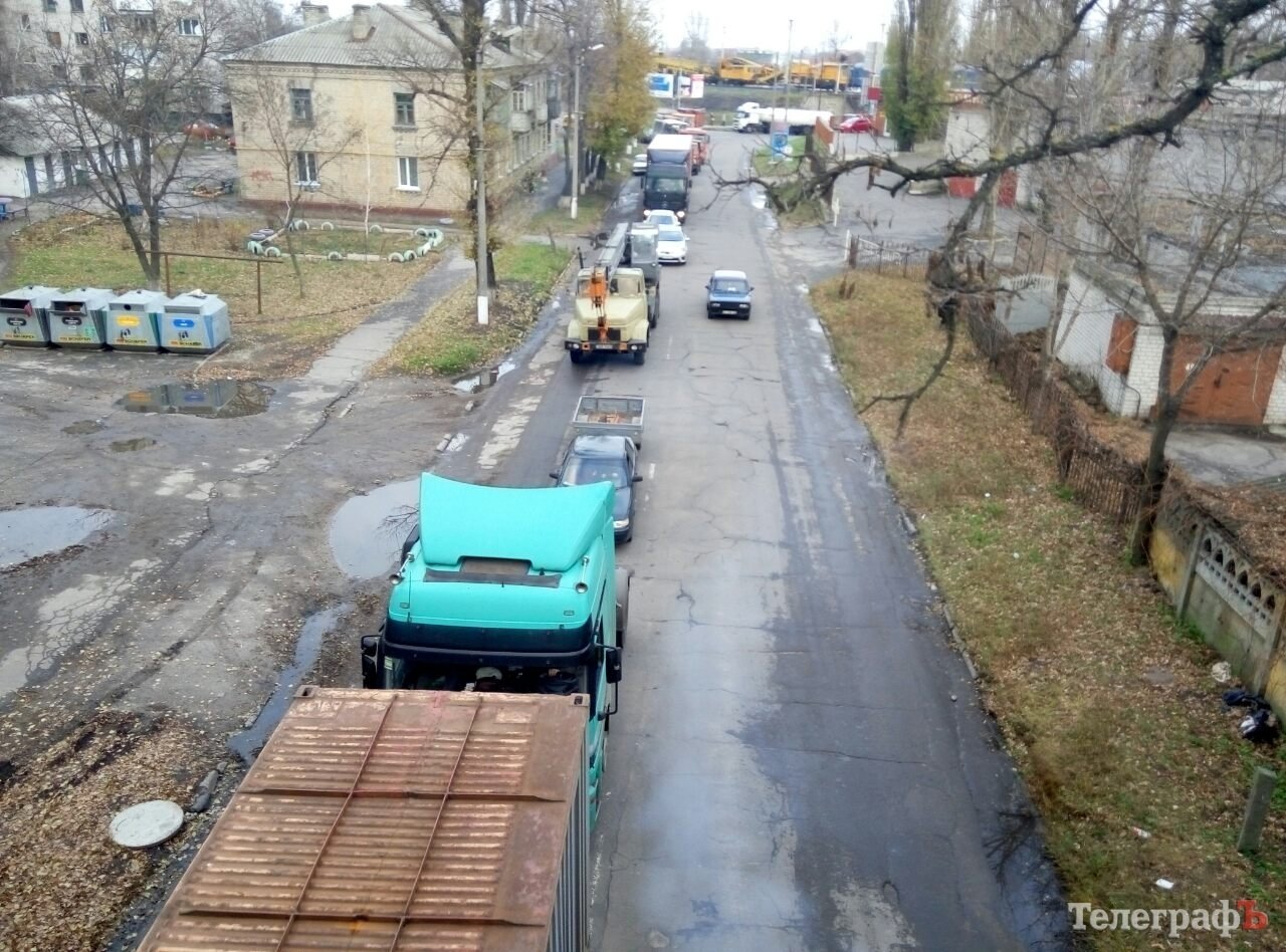 В Кременчуге маршрутка въехала в стоящий полицейский Prius