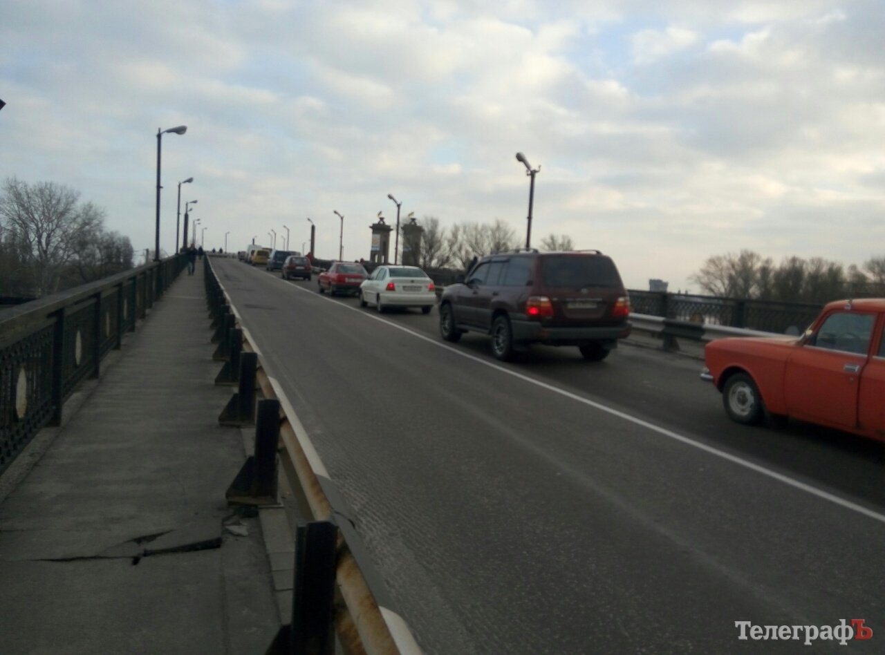 В Кременчуге маршрутка въехала в стоящий полицейский Prius