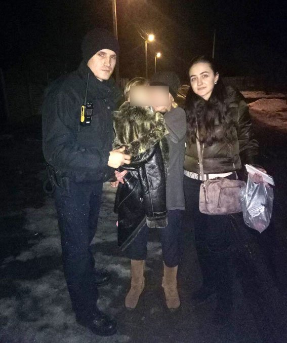 Босая полуодетая 3-летняя девочка гуляла вечером на улице вдоль рельс Босая полуодетая 3-летняя девочка гуляла вечером на улице вдоль рельс