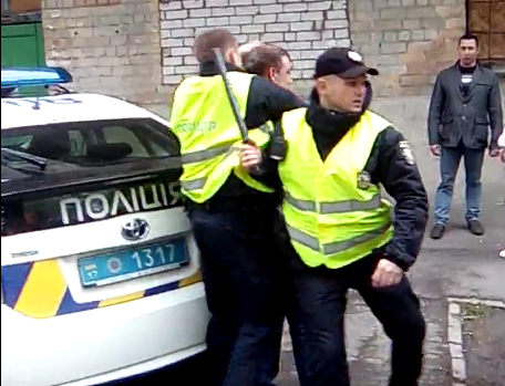 В Кременчуге на Авроре женщины пытались «отбить» у полиции нарушителя В Кременчуге на Авроре женщины пытались «отбить» у полиции нарушителя