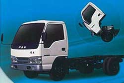 Автоскладальний випустив перші китайські вантажівки FAW